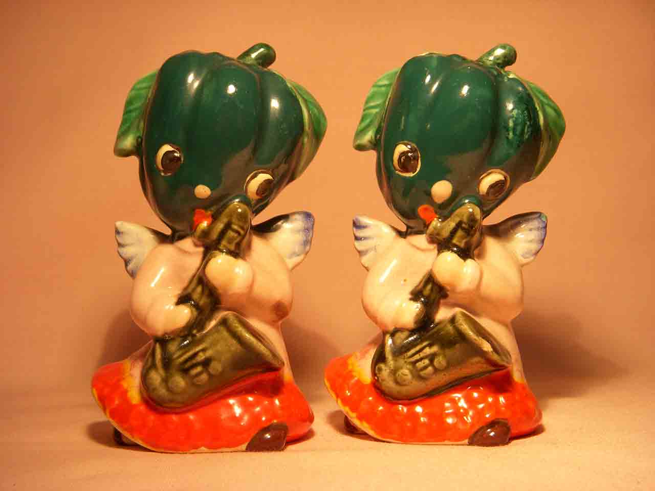 6792 Anthropomorphic green peppers playing saxophones - Heavenly Music series - salt and pepper shakers