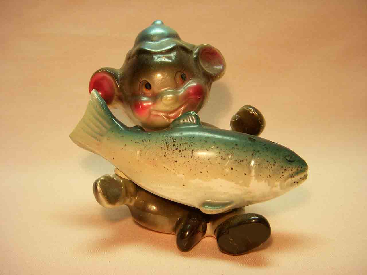 7679 Shiny anthropomorphic bear holding fish salt and pepper shakers