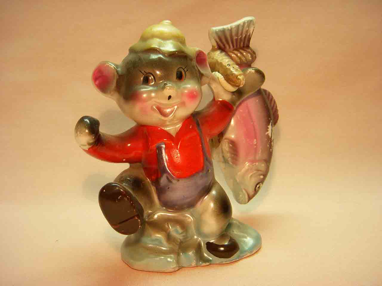 7680 Shiny anthropomorphic bear holding fish salt and pepper shakers