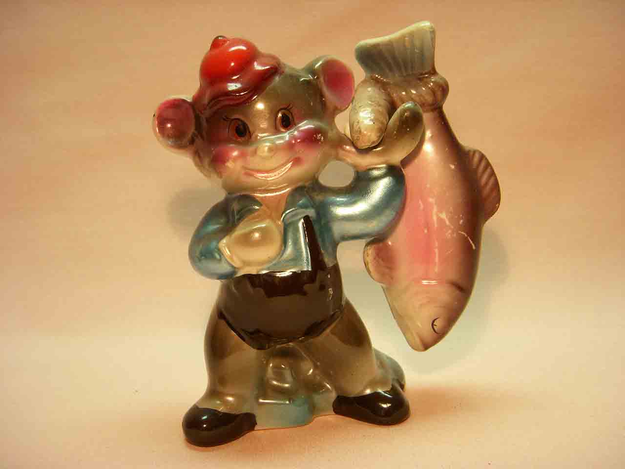 7681 Shiny anthropomorphic bear holding fish salt and pepper shakers