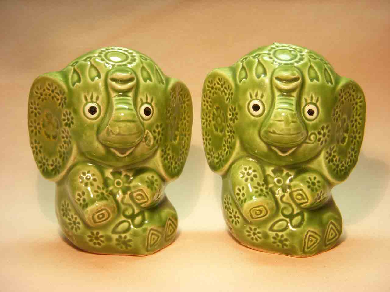 8125 Elephant salt and pepper shakers