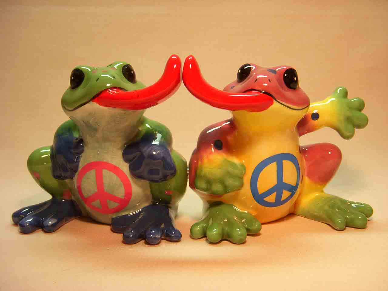 8255 Peace Frogs by Westland Giftware salt and pepper shakers