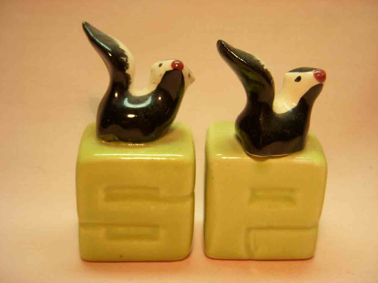 8487 Animals on S&P letters salt and pepper shakers - Skunks