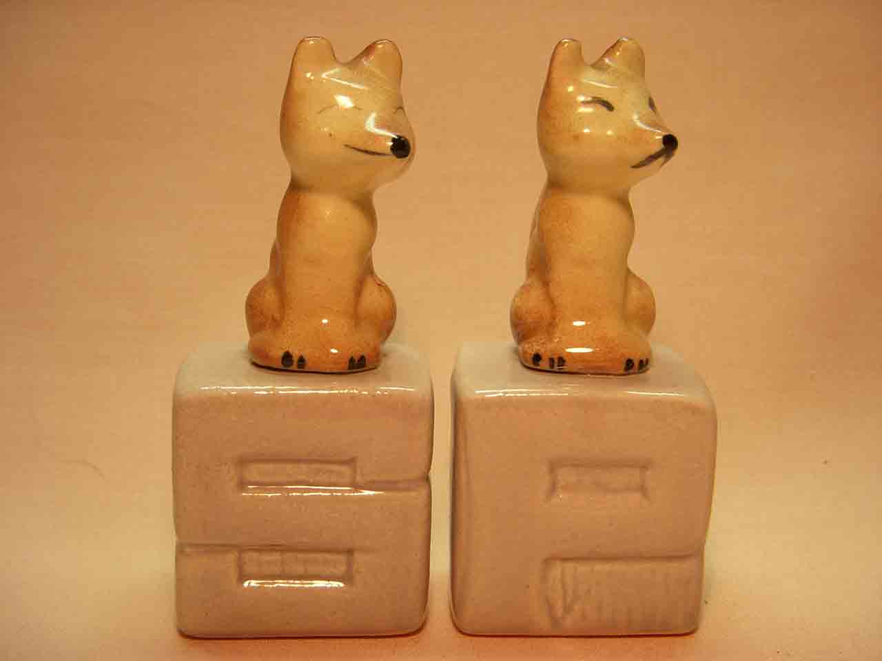 8489 Animals on S&P letters salt and pepper shakers - Foxes