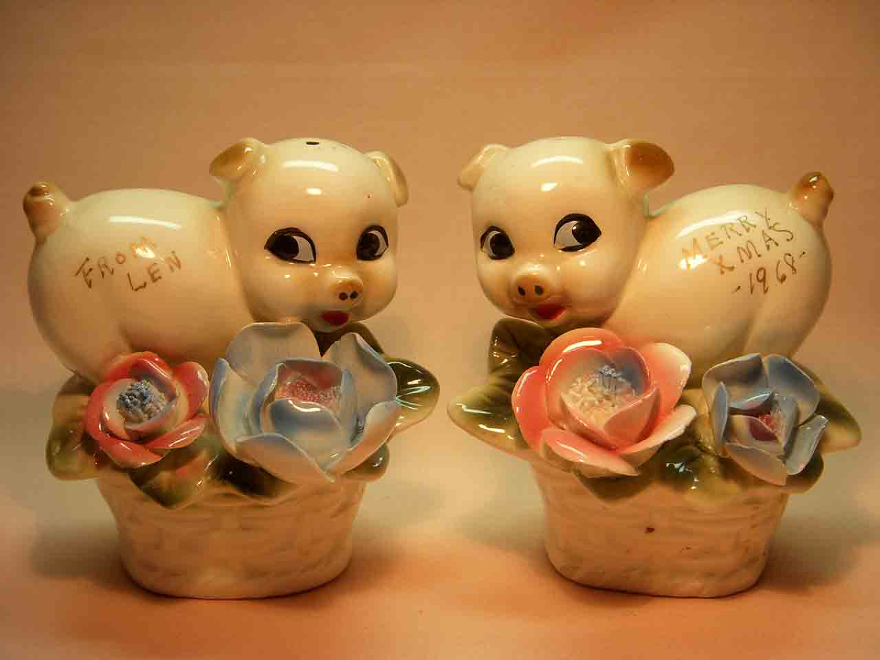 8501 Animals in flower baskets salt and pepper shakers - pigs