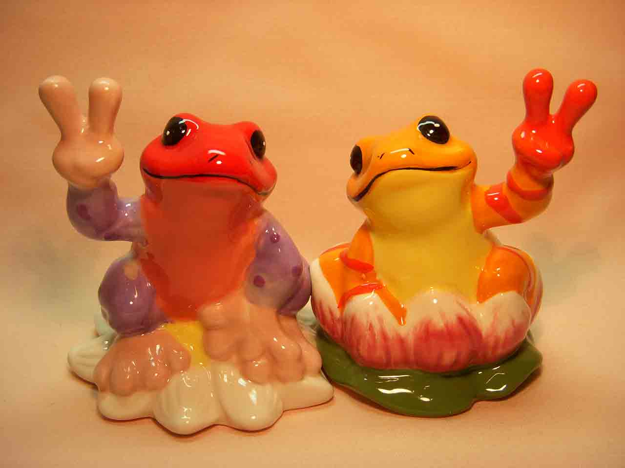 16626 Peace Frogs by Westland Giftware salt and pepper shakers