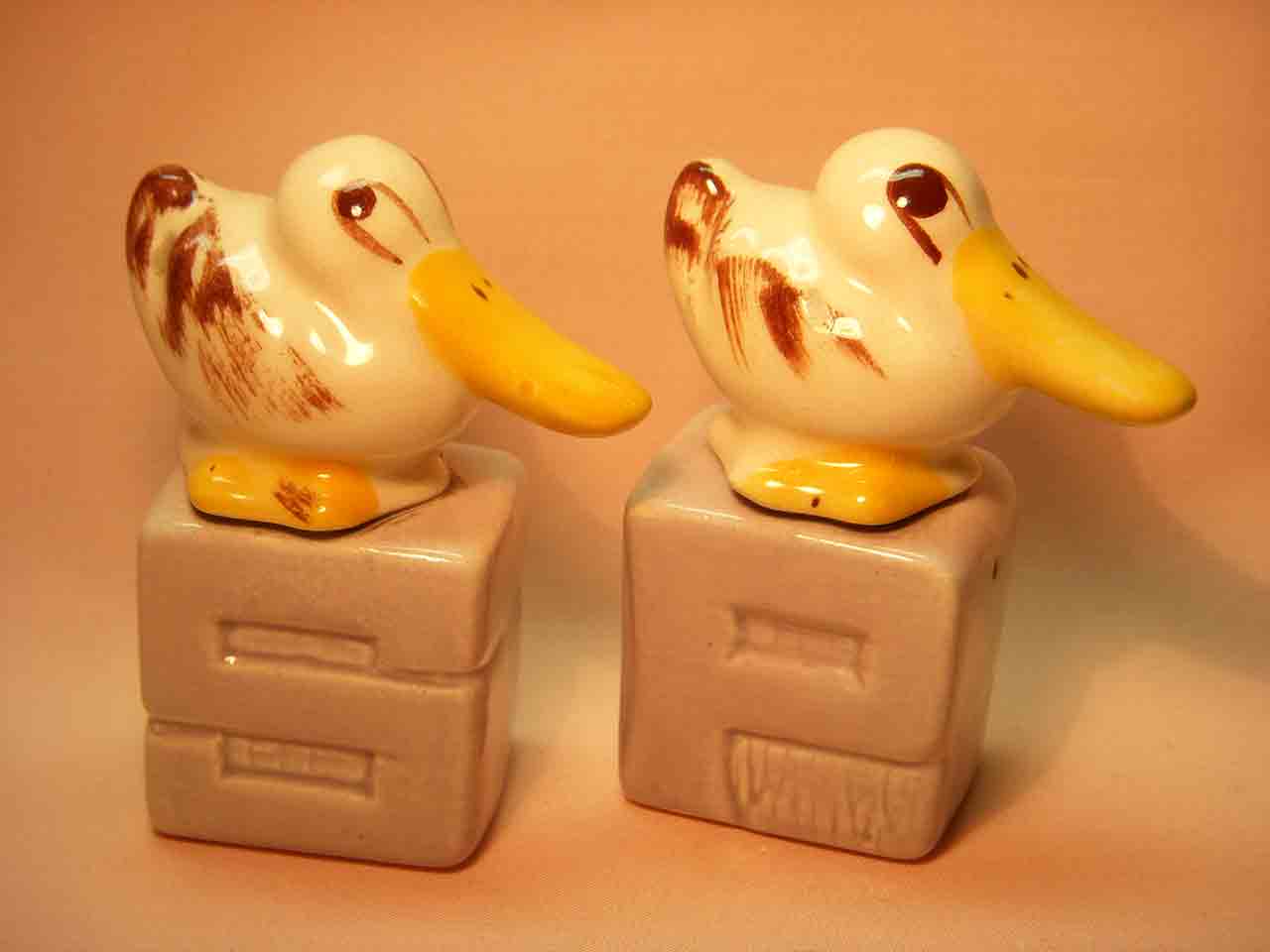 16668 Animals on S&P letters salt and pepper shakers - Ducks