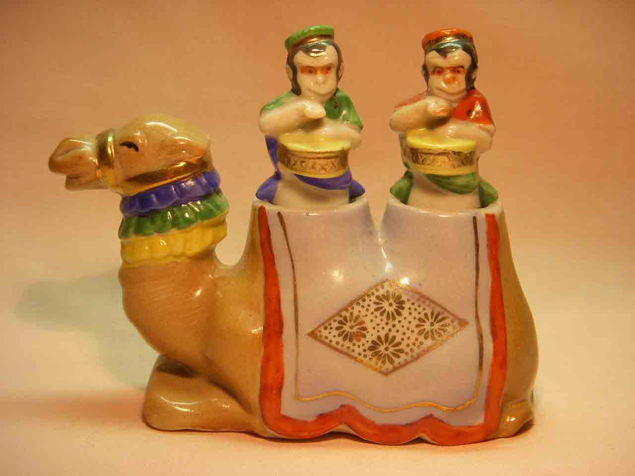 18315 Camel nodder with monkeys as salt and pepper shakers