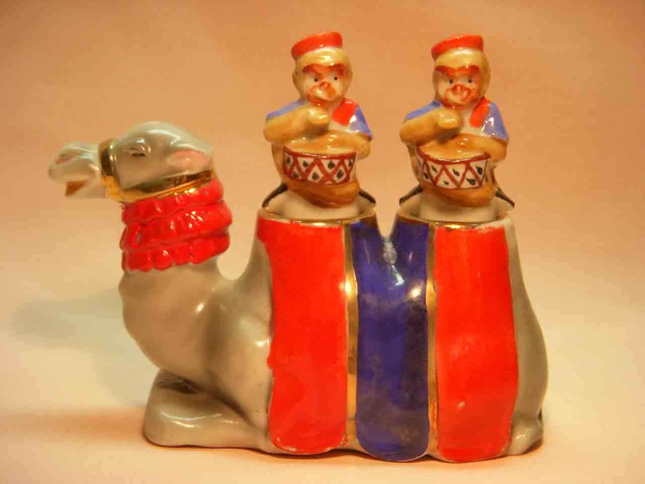 18316 Camel with monkeys nodder salt and pepper shaker