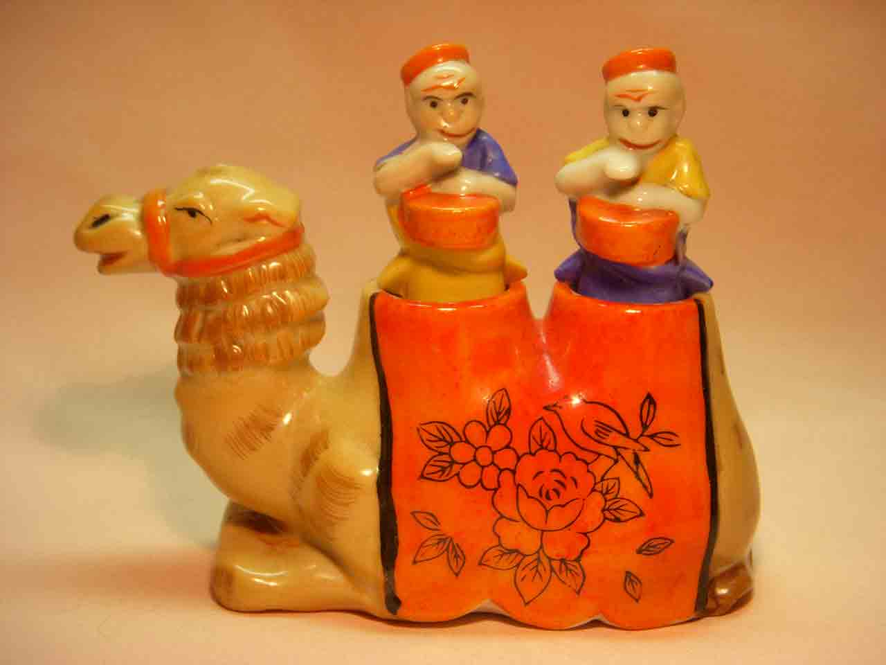 18318 Camel nodder with monkeys as salt and pepper shakers