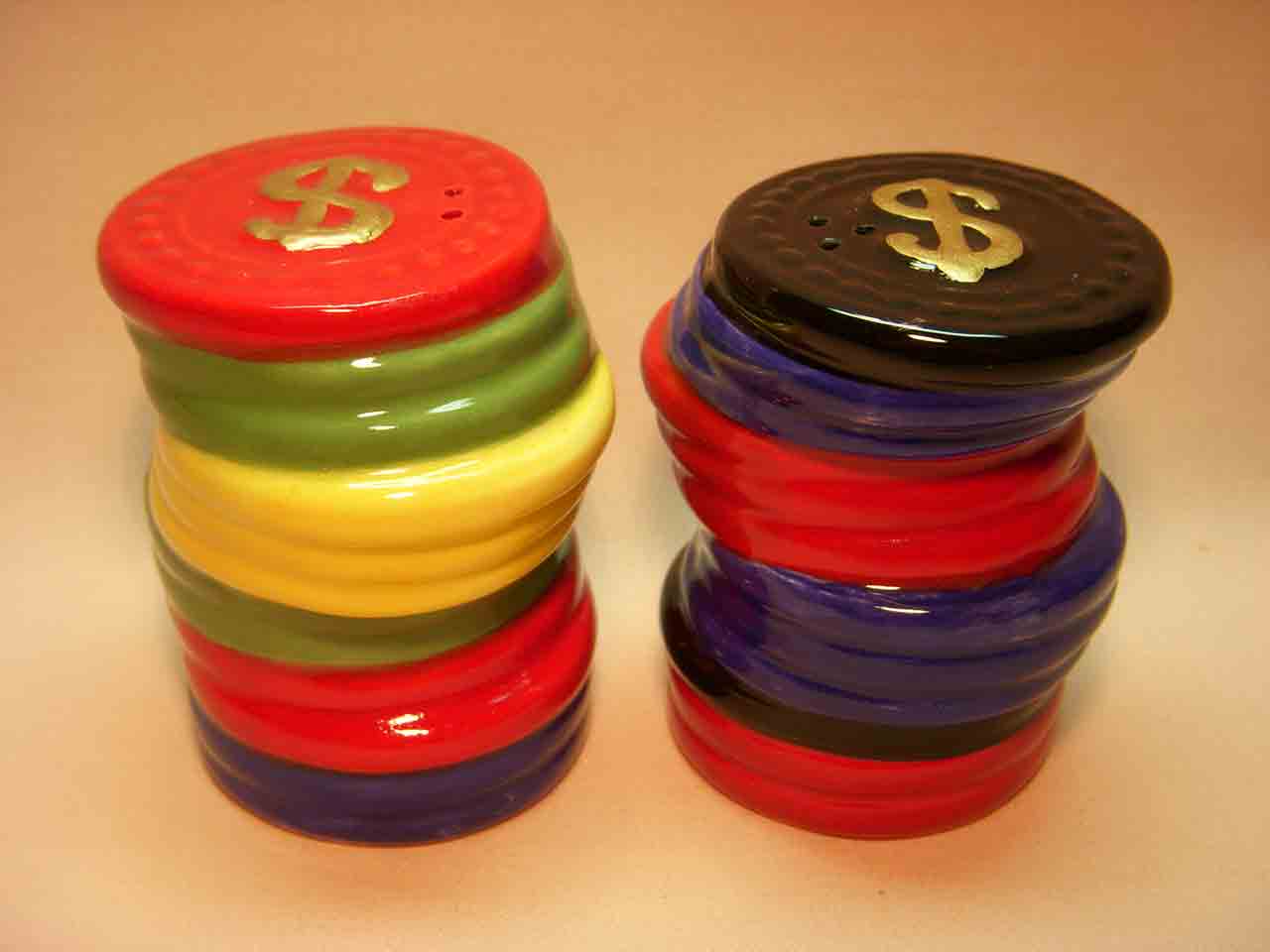 19258 Poker chips salt and pepper shakers