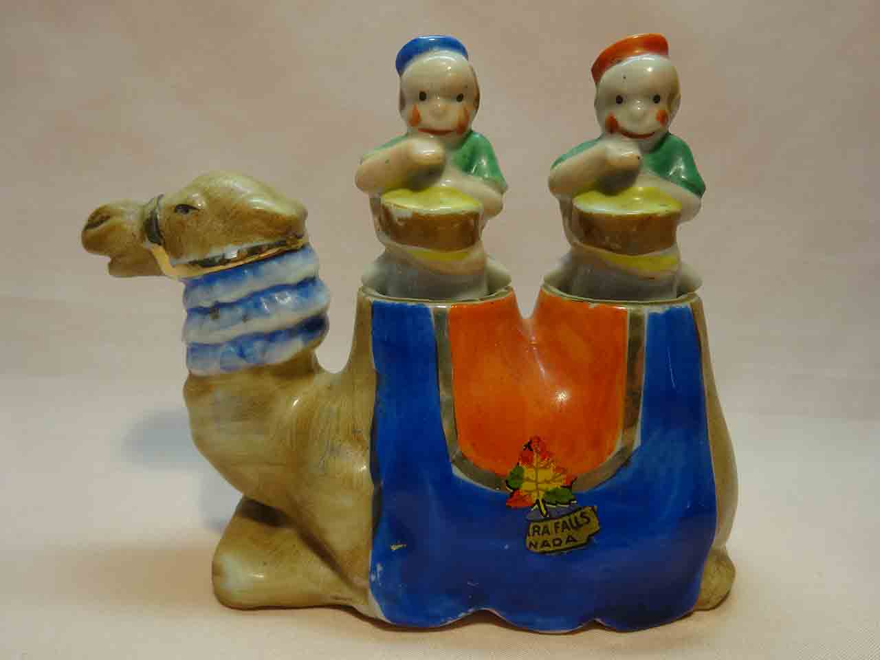 20303 Camel nodder with monkeys as salt and pepper shakers