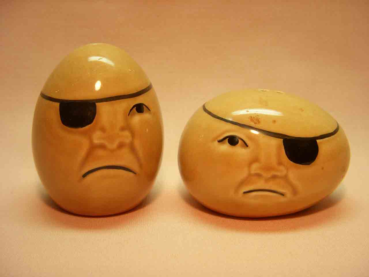 21591 Vallona Starr couple of bad eggs salt and pepper shakers
