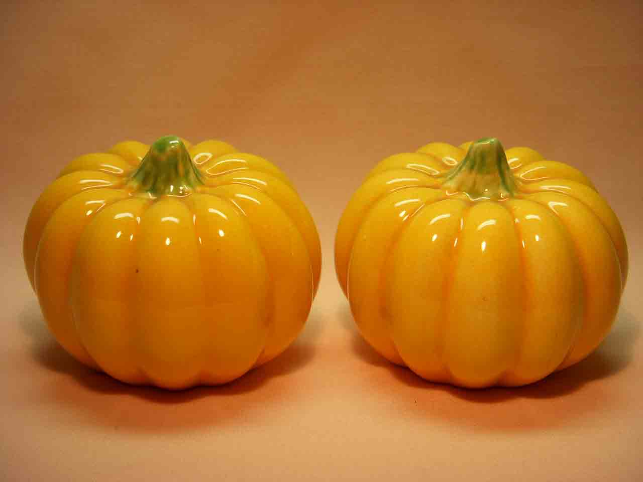 21600 Vallona Starr pumpkins salt and pepper shakers