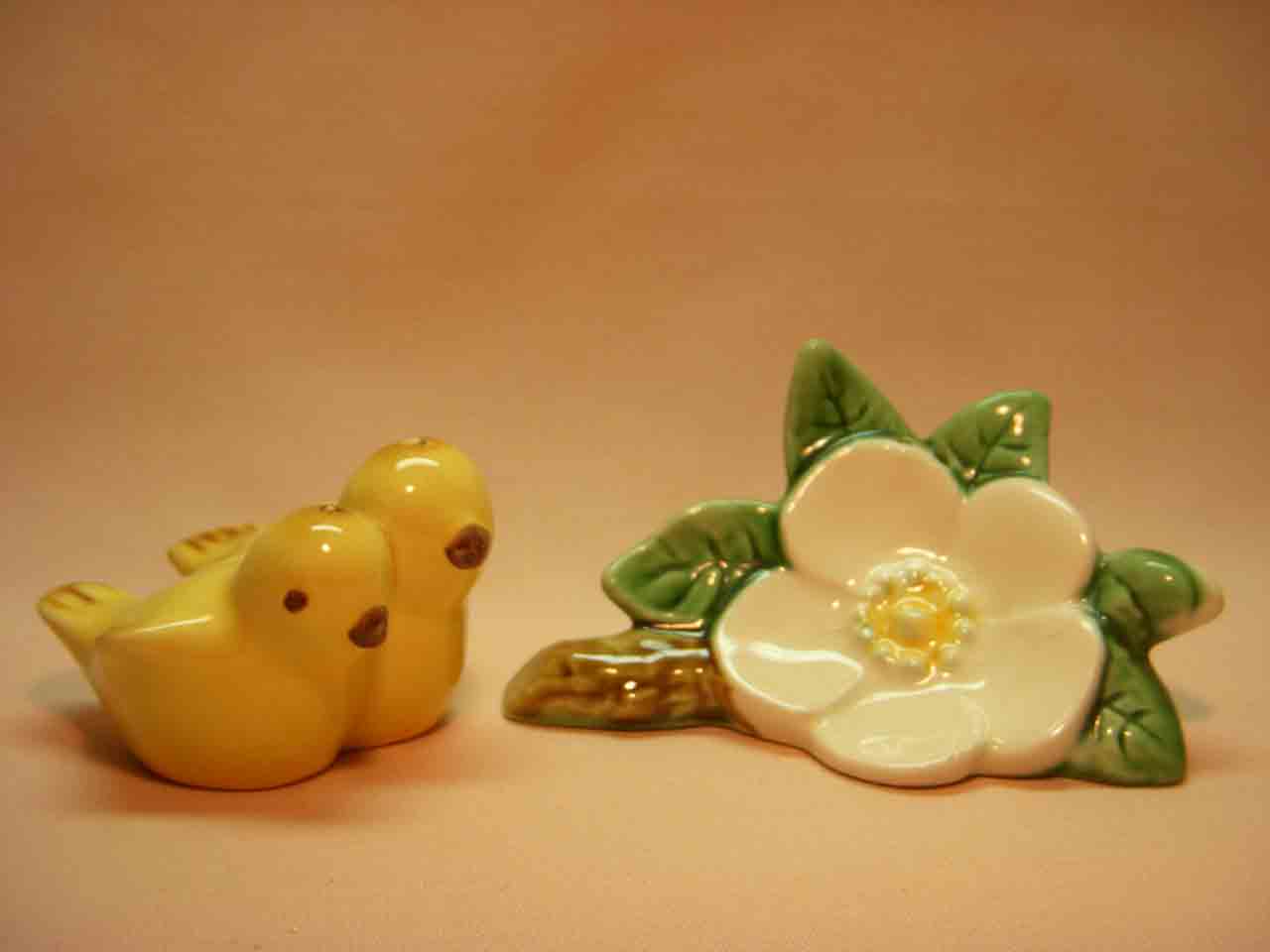 21636 Vallona Starr birds and blossom salt and pepper shakers
