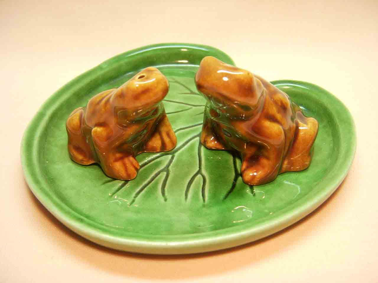 21637 Vallona Starr frogs on lily pad tray salt and pepper shakers