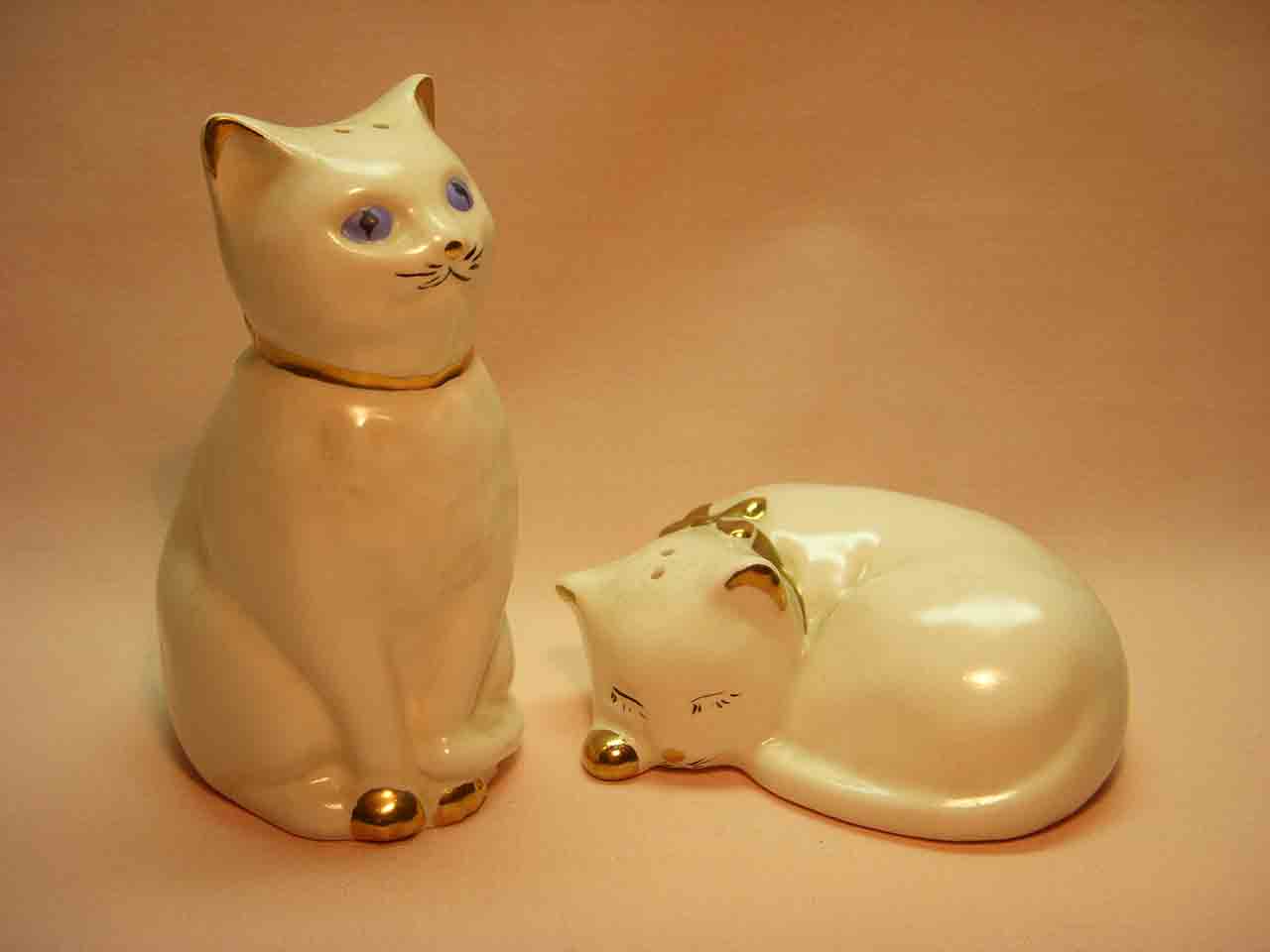 21654 Vallona Starr white cats salt and pepper shakers