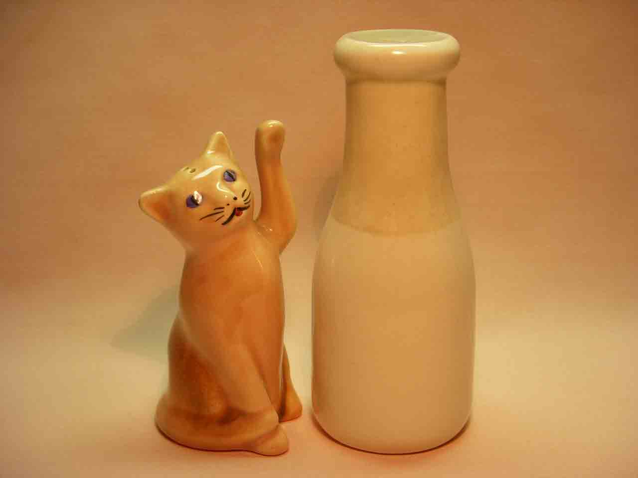 21655 Vallona Starr kitten with milk bottle salt and pepper shakers