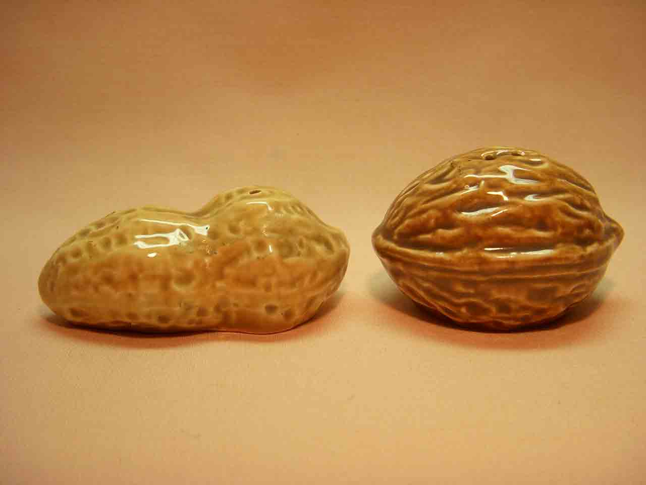 21667 Vallona Starr couple of nuts salt and pepper shakers