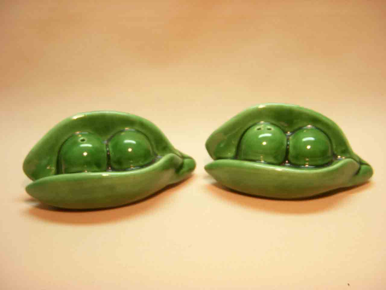 21668 Vallona Starr two peas in a pod salt and pepper shakers