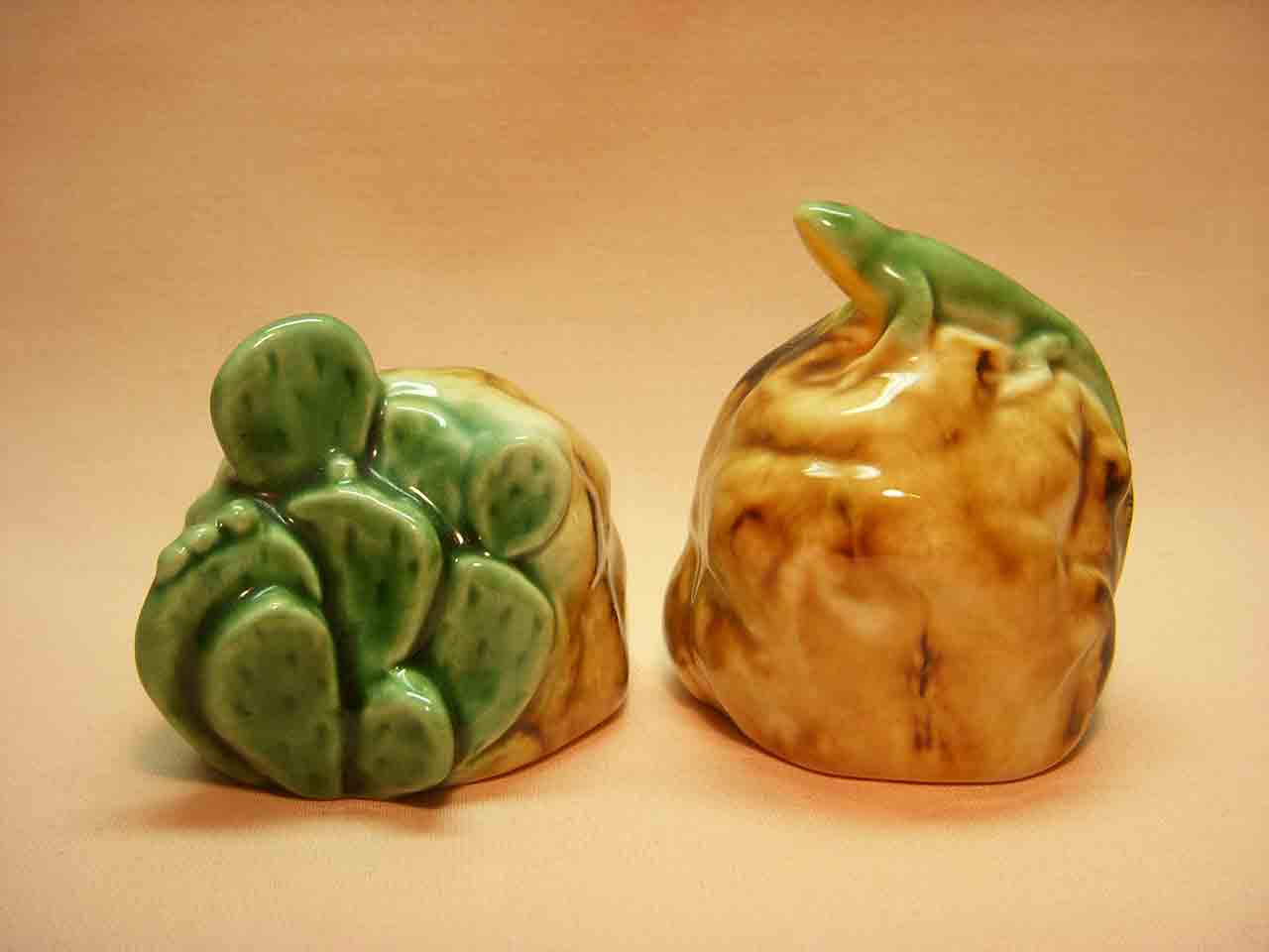 21671 Vallona Starr desert rocks with lizard and cactus salt and pepper shakers