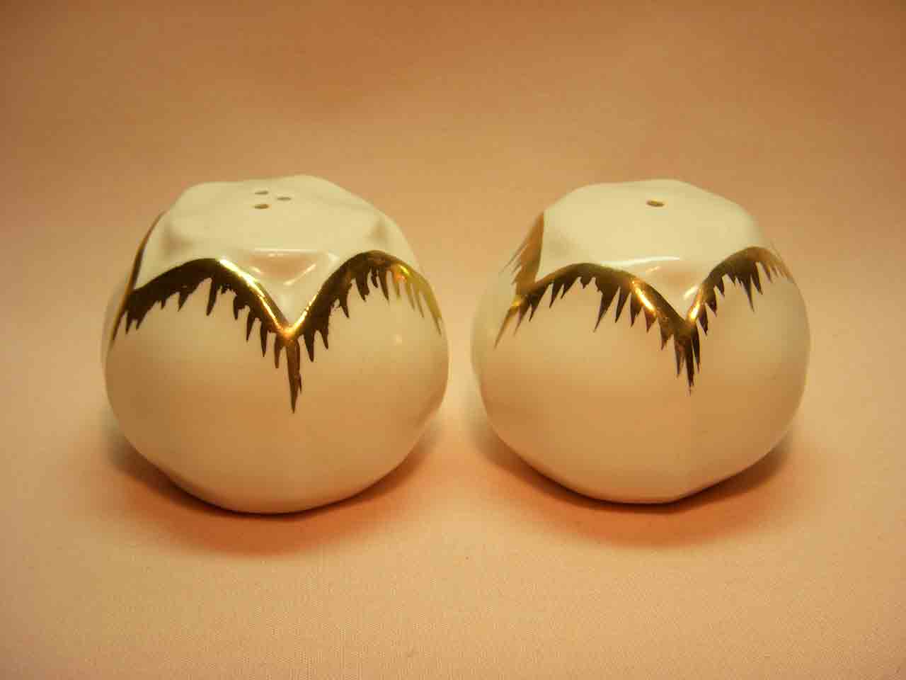 21676 Vallona Starr tulips salt and pepper shakers