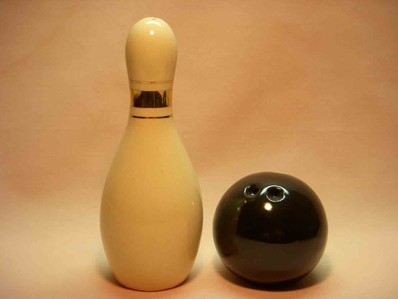 21681 Vallona Starr ten pin and bowling ball salt and pepper shakers