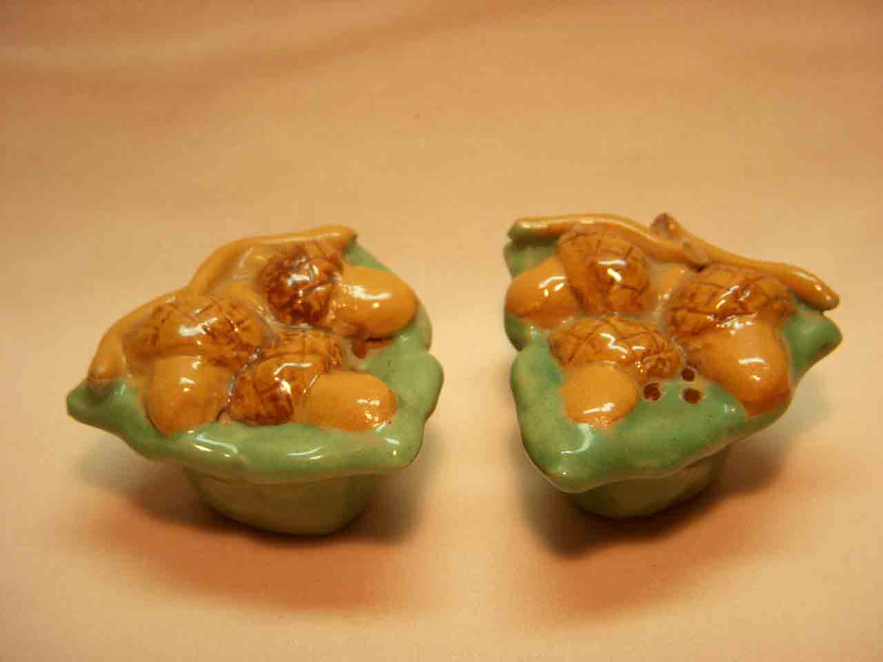 25652 Billie Vier acorns salt and pepper shakers